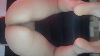 میری ماں مجھے کرسمس کے تحفے کے طور پر اپنی بلی دیتی ہے۔